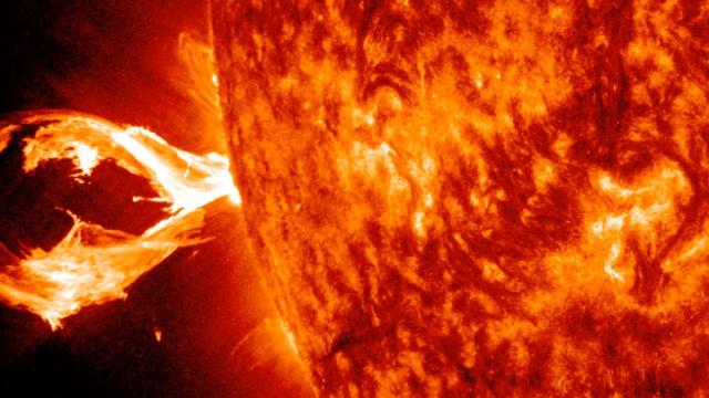 Powerful solar flares produce dramatic spitfire and radio blackout - See in 4K