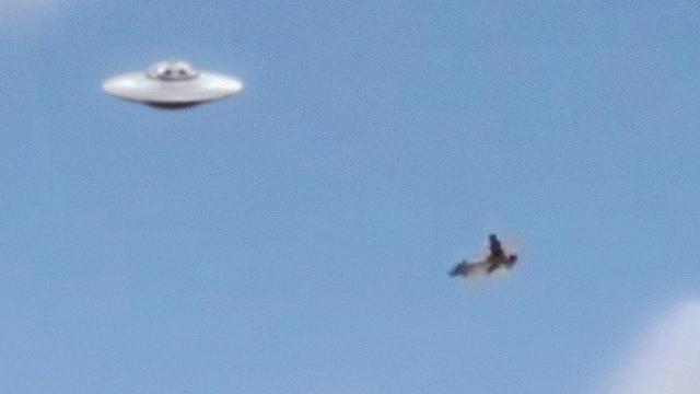 ???? Disc-shaped UFO Intercepted by Belgian F 16 Jet Fighter (CGI)