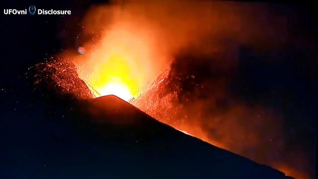 An incredible UFO flying fearlessly over the mouth of the Palma volcano