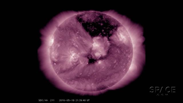 Massive Coronal Hole Formed On Sun |  Zoom-In Video