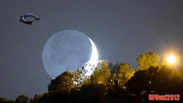 Weird! The Black UFO Ring Passes And Zigzags Quickly Near Moon (Video 4K)