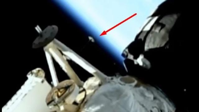Object approaches astronauts of the ISS and the emission is mysteriously cut