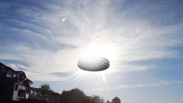 ???? UFO Spotted Floating Over Houses South Carolina