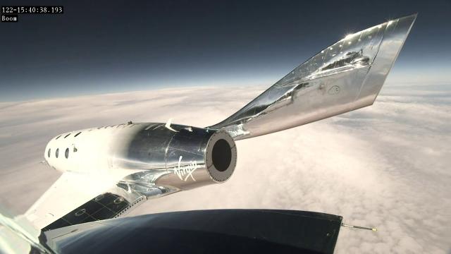 SpaceShipTwo Unity soars in 1st glide flight over New Mexico