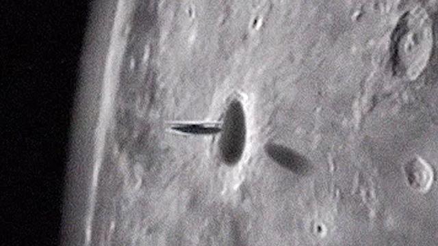 ???? UFO Sighting : Alien Spaceship Filmed Entering Underground Alien Base on the Moon (CGI)