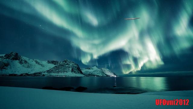 Svalbard Islands: cigar-shaped UFO recorded during the Northern Lights