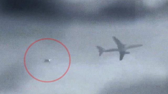 UFO chasing airliner through clouds in Minneapolis, USA, Dec 2023 ????