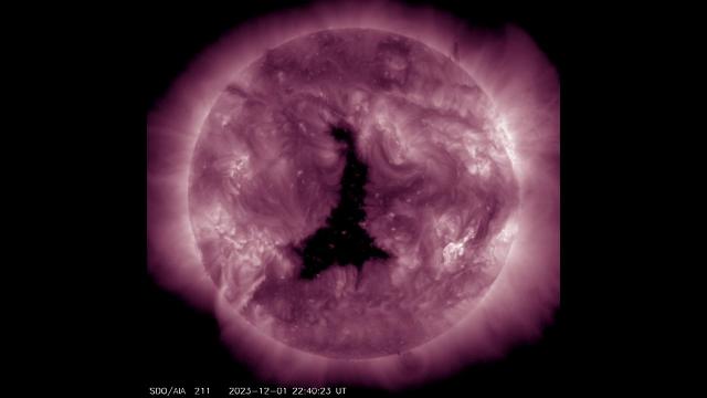 Spacecraft sees gigantic coronal hole on Sun in amazing one-week time-lapse