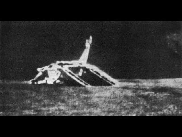 UFOs and other anomalies filmed on the Moon by the Apollo missions