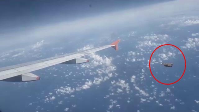 Breathtaking UFO Video | Huge UFO Filmed From Airplane Over Poland | Is That UFO or Something else?