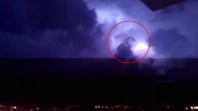 Snake-Shaped Alien Hovers Near Mexico Volcano !! Real Evidence Of Alien