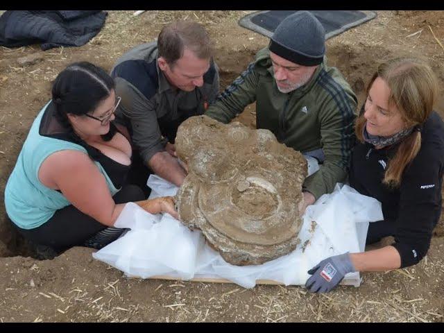 ARCHAEOLOGISTS UNCOVER ROMAN HOARD IN SUFFOLK