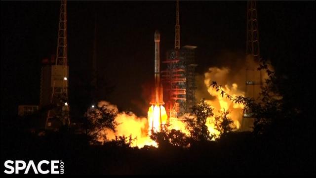 Blastoff! Chinese rocket soars in nighttime weather satellite launch
